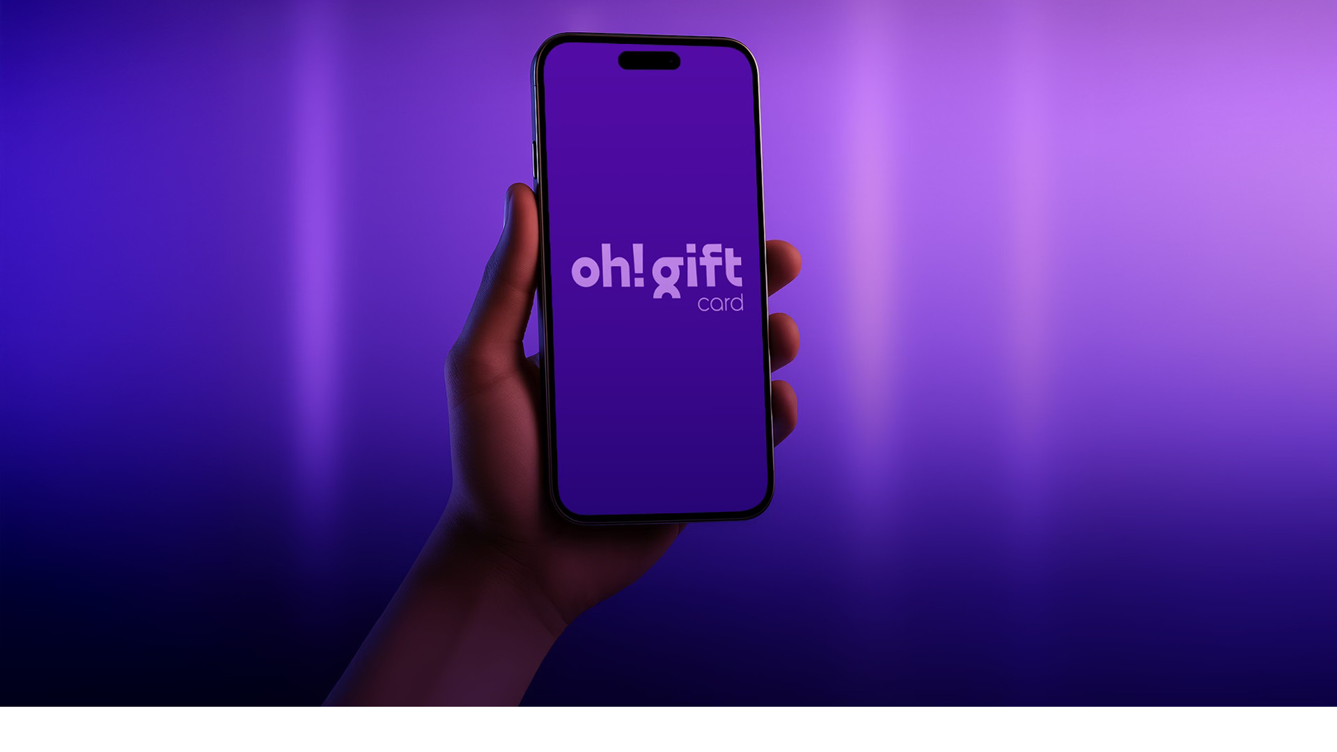 Persona sosteniendo un teléfono con el logo de oh! Gift Card